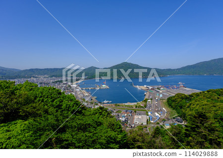 從天筒山眺望福井縣敦賀市和敦賀港的城市景觀 從天筒山眺望福井縣敦賀市和敦賀港的城市景觀 114029888