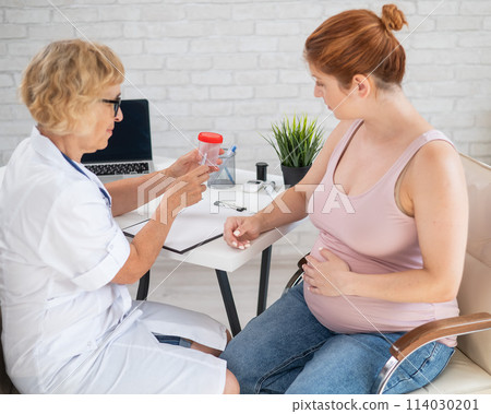 The doctor explains to a pregnant patient how to pass a urine test. 114030201