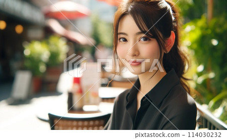 放鬆在一個開放咖啡館的少婦 放鬆在一個開放咖啡館的少婦 114030232