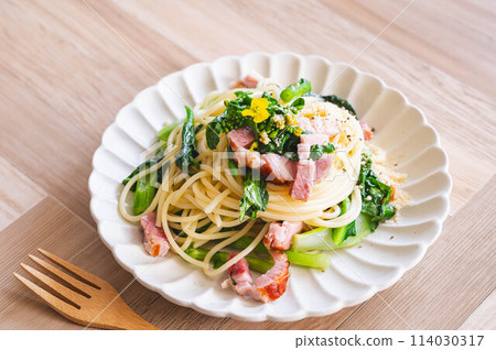 Rape blossoms and bacon pasta 114030317