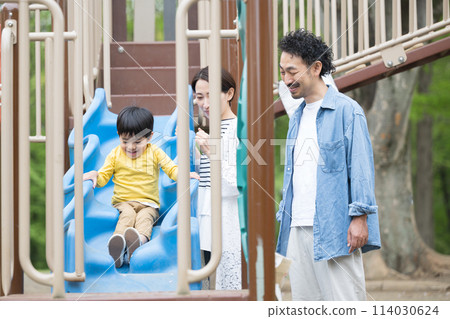 父母和孩子在新綠公園的滑梯上玩耍。 114030624