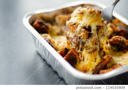 Fried potato fries coated topped with mature cheddar and Monterey Jack cheeses, jalapeno and bacon sauce, finished with mozzarella and parsley Fried potato fries coated topped with mature cheddar and Monterey Jack cheeses, jalapeno and bacon sauce, finished with mozzarella and parsley 114030909
