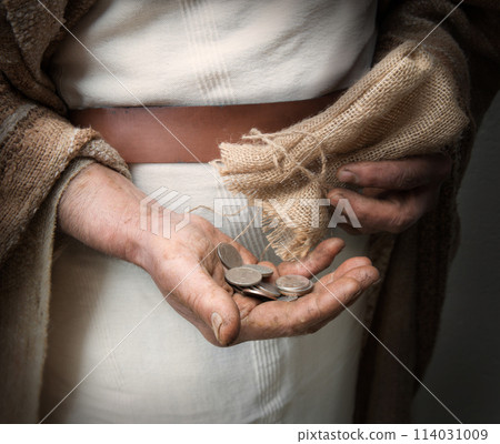A handful of silver coins in the hands of an old man 114031009