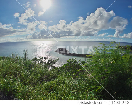 GALA Coastal scenery across from the blue sea: Mie Castle in Yomitan Village, Okinawa Prefecture (reproduction) 114031250