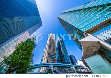 日本東京城市景觀：汐留摩天大樓和其他地區的景色，夏日般的陽光和藍天= 4 月 28 日 114031855