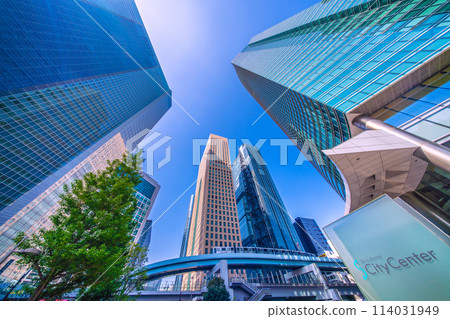 Tokyo cityscape in Japan, overlooking the skyscrapers of Shiodome under the strong summer sunshine and blue skies (April 28th) 114031949