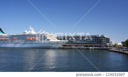 Yokohama Port and the Shinko Pier Passenger Ship Terminal where luxury cruise ships are moored Yokohama Port and the Shinko Pier Passenger Ship Terminal where luxury cruise ships are moored 114032007