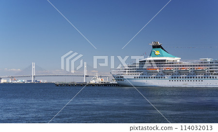 Yokohama Port and the Shinko Pier Passenger Ship Terminal where luxury cruise ships are moored Yokohama Port and the Shinko Pier Passenger Ship Terminal where luxury cruise ships are moored 114032013