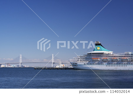 Yokohama Port and the Shinko Pier Passenger Ship Terminal where luxury cruise ships are moored Yokohama Port and the Shinko Pier Passenger Ship Terminal where luxury cruise ships are moored 114032014