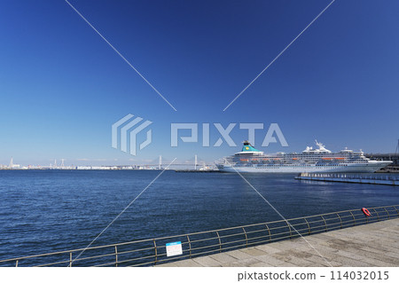 Yokohama Port and the Shinko Pier Passenger Ship Terminal where luxury cruise ships are moored Yokohama Port and the Shinko Pier Passenger Ship Terminal where luxury cruise ships are moored 114032015