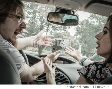 Couple arguing in car 114032398
