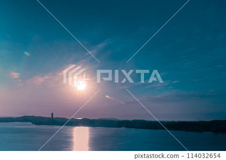 Beautiful sky and sea of the Kanmon Straits seen at dusk from the Mojiko Retro Observation Room 114032654