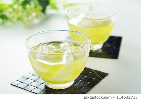 Cold green tea on a summer day 114032715