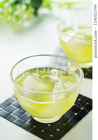 Cold green tea on a summer day 114032744