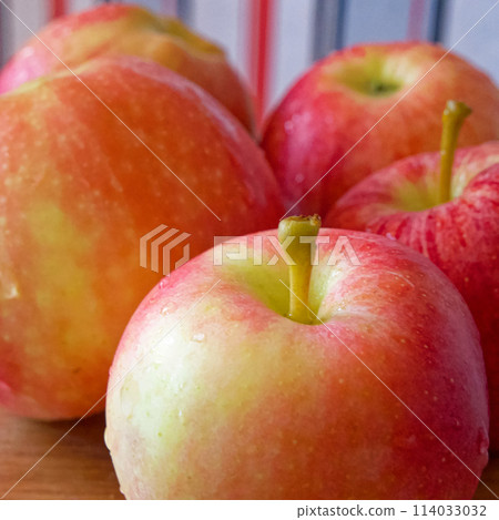 Ripe Apple Display. Juicy ripe apples with water droplets, close-up shot. Uses for Grocery ads, nutrition guides. 114033032