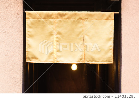 The curtain-like fabric that hangs in front of traditional Japanese restaurants and shops not only serves as a signboard, but holds a larger meaning, The curtain-like fabric that hangs in front of traditional Japanese restaurants and shops not only serves as a signboard, but holds a larger meaning, 114033293