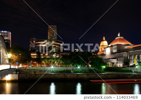 Boat Quay in Singapore by night 114033469