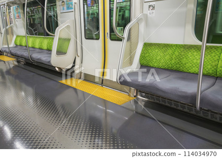 Train seen from inside the car, Train stopping at the platform, Yamanote Line, Priority seats, Inside the car (E235 series) 114034970