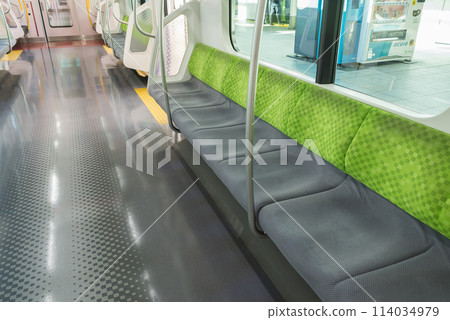 從車內看到的列車、停在月台的列車、山手線、優先席、車內(E235系列) 從車內看到的列車、停在月台的列車、山手線、優先席、車內(E235系列) 114034979