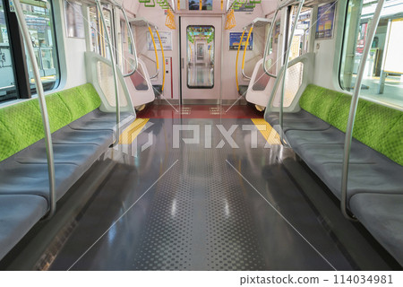 Train seen from inside the car, Train stopping at the platform, Yamanote Line, Priority seats, Inside the car (E235 series) 114034981