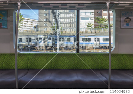 從車內看到的列車、停在月台的列車、山手線、優先席、車內(E235系列) 從車內看到的列車、停在月台的列車、山手線、優先席、車內(E235系列) 114034983