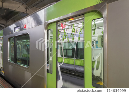 從車內看到的列車、停在月台的列車、山手線、優先席、車內(E235系列) 從車內看到的列車、停在月台的列車、山手線、優先席、車內(E235系列) 114034999