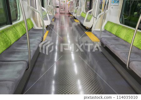 Train seen from inside the car, Train stopping at the platform, Yamanote Line, Priority seats, Inside the car (E235 series) Train seen from inside the car, Train stopping at the platform, Yamanote Line, Priority seats, Inside the car (E235 series) 114035010