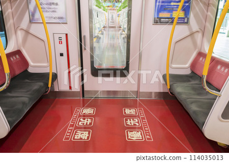 從車內看到的列車、停在月台的列車、山手線、優先席、車內（E235系列） 114035013