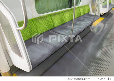 從車內看到的列車、停在月台的列車、山手線、優先席、車內（E235系列） 114035015