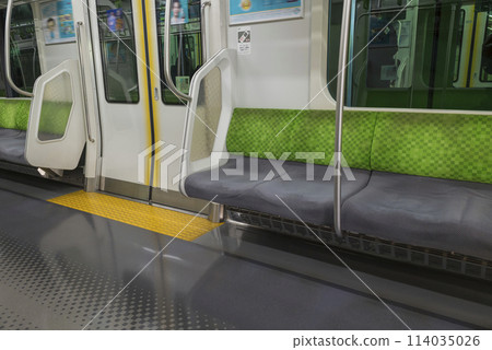 Train seen from inside the car, Train stopping at the platform, Yamanote Line, Priority seats, Inside the car (E235 series) 114035026