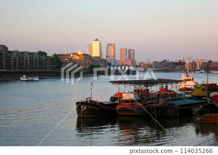 Thames river with Canary Wharf in London 114035266