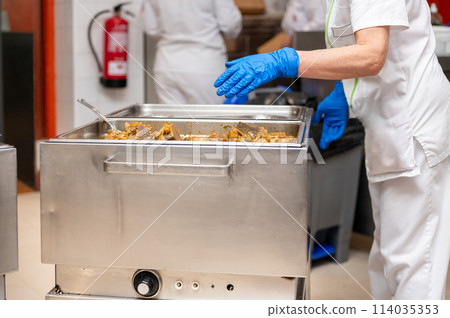 Chef preparing the self-service buffet at the restaurant 114035353