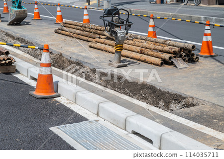 從道路施工現場拆除的舊管道 114035711