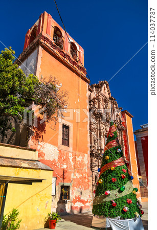 Parroquia y Templo de Belen with a Christmas tree in Guanajuato, Mexico 114037787
