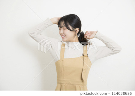 一位年輕的女士伸出來 一位年輕的女士伸出來 114038686