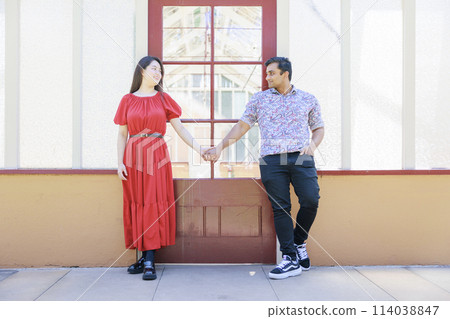 國際情侶手牽手,看著對方 國際情侶手牽手,看著對方 114038847