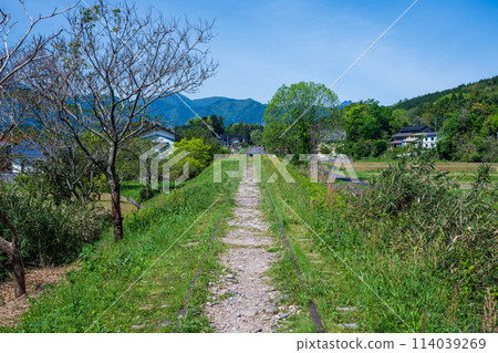 日本鳥取縣倉吉市關金的一條非常美麗的廢棄鐵路線 日本鳥取縣倉吉市關金的一條非常美麗的廢棄鐵路線 114039269