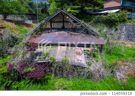 An old and very beautiful building in Sekigane, Kurayoshi, Tottori Prefecture, Japan An old and very beautiful building in Sekigane, Kurayoshi, Tottori Prefecture, Japan 114039319
