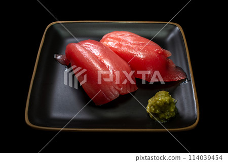 壽司，握壽司，金槍魚，金槍魚，黑色背景，俯視圖 114039454