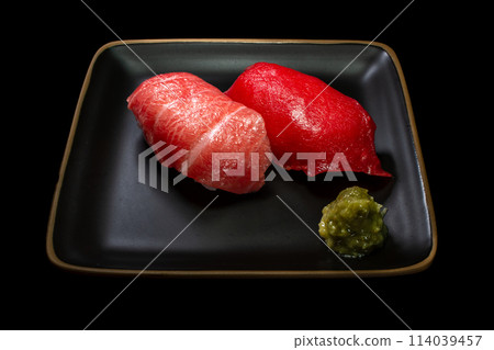 壽司，握壽司，金槍魚，金槍魚，黑色背景，俯視圖 114039457