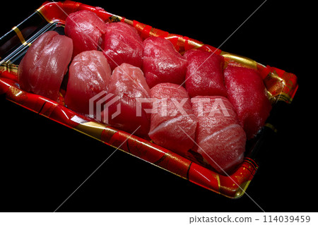 壽司，握壽司，金槍魚，金槍魚，黑色背景，俯視圖 114039459