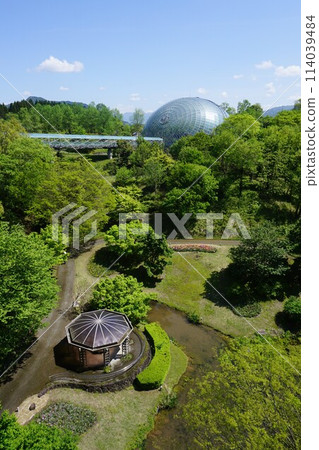 日本最大的花卉公園「鳥取花廊」:從廊道眺望花谷(正面)和花穹 日本最大的花卉公園「鳥取花廊」:從廊道眺望花谷(正面)和花穹 114039484