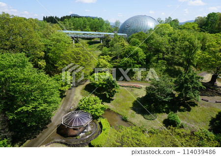 Tottori Flower Corridor, one of the largest flower parks in Japan: View of Flower Valley (foreground) and the Flower Dome from the corridor 114039486