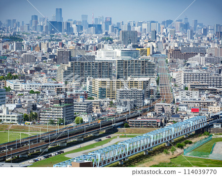 Tokyo cityscape with train running on the tracks 114039770