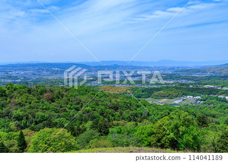 2024 年初夏,奈良若草山被新綠覆蓋。 2024 年初夏,奈良若草山被新綠覆蓋。 114041189