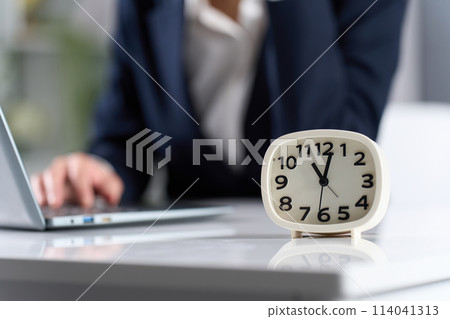長時間工作的女商人 114041313