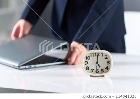 一名婦女於 17:00 下班並下班 114041325