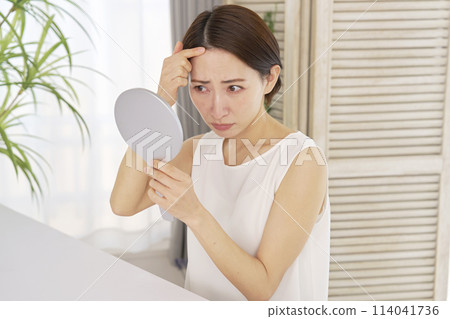 有頭髮問題的中年婦女 114041736