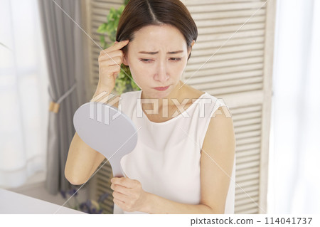 有頭髮問題的中年婦女 114041737