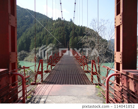 Red suspension bridge: Zao Bridge on the Arida River in Wakayama Prefecture 114041852